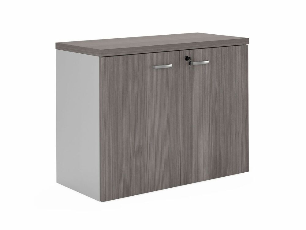 Шкаф с деревянными дверями